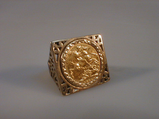 Appraisal: A square topped sovereign set gents ring ct gold mount