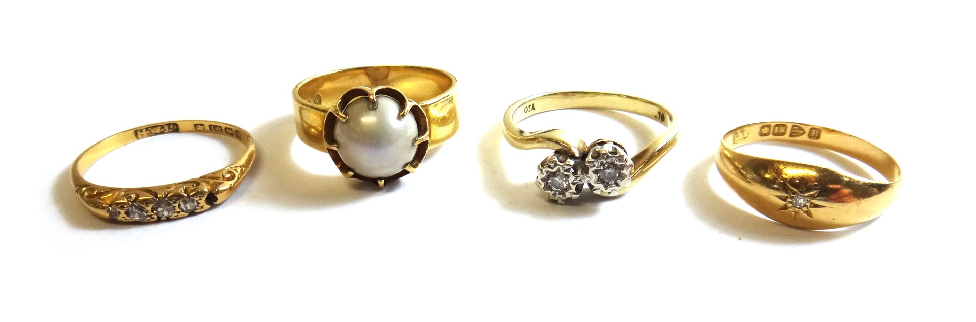 Appraisal: An ct gold band ring mounted with a cultured pearl