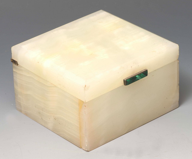 Appraisal: AN ONYX BOX with a silver gilt hinge and malachite