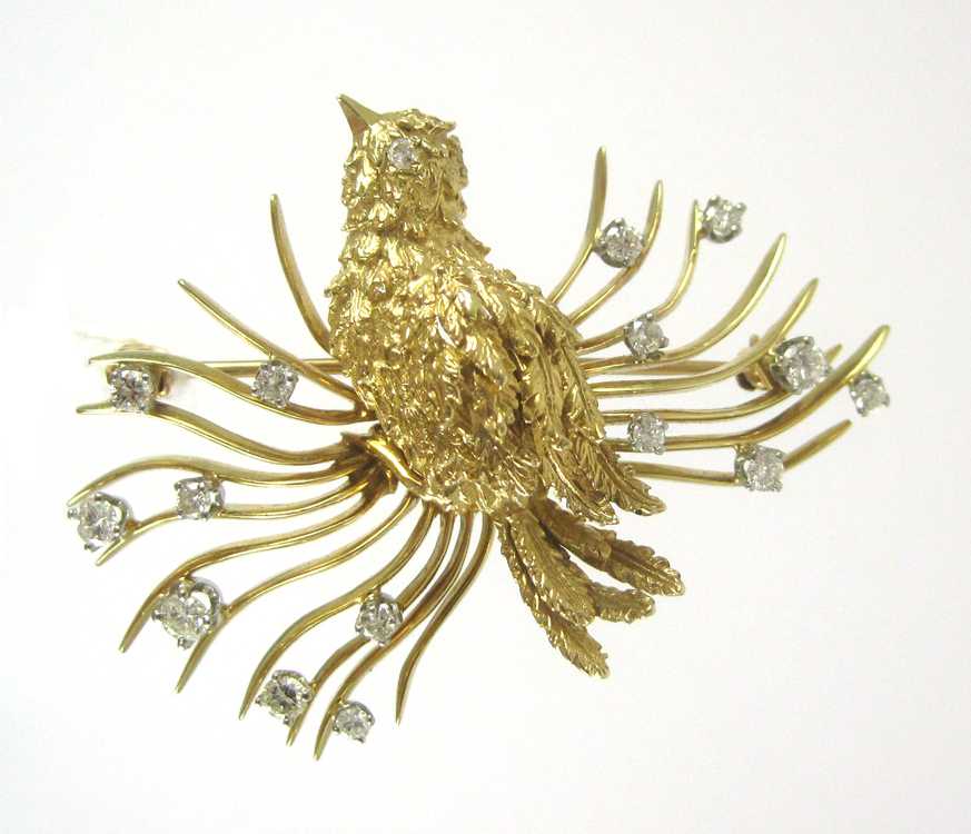 Appraisal: DIAMOND AND EIGHTEEN KARAT GOLD BROOCH The yellow gold bird