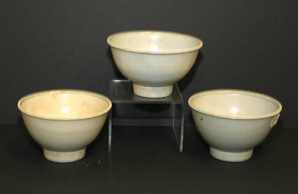 Appraisal: Eight blue and white deep footed bowls Late th Early