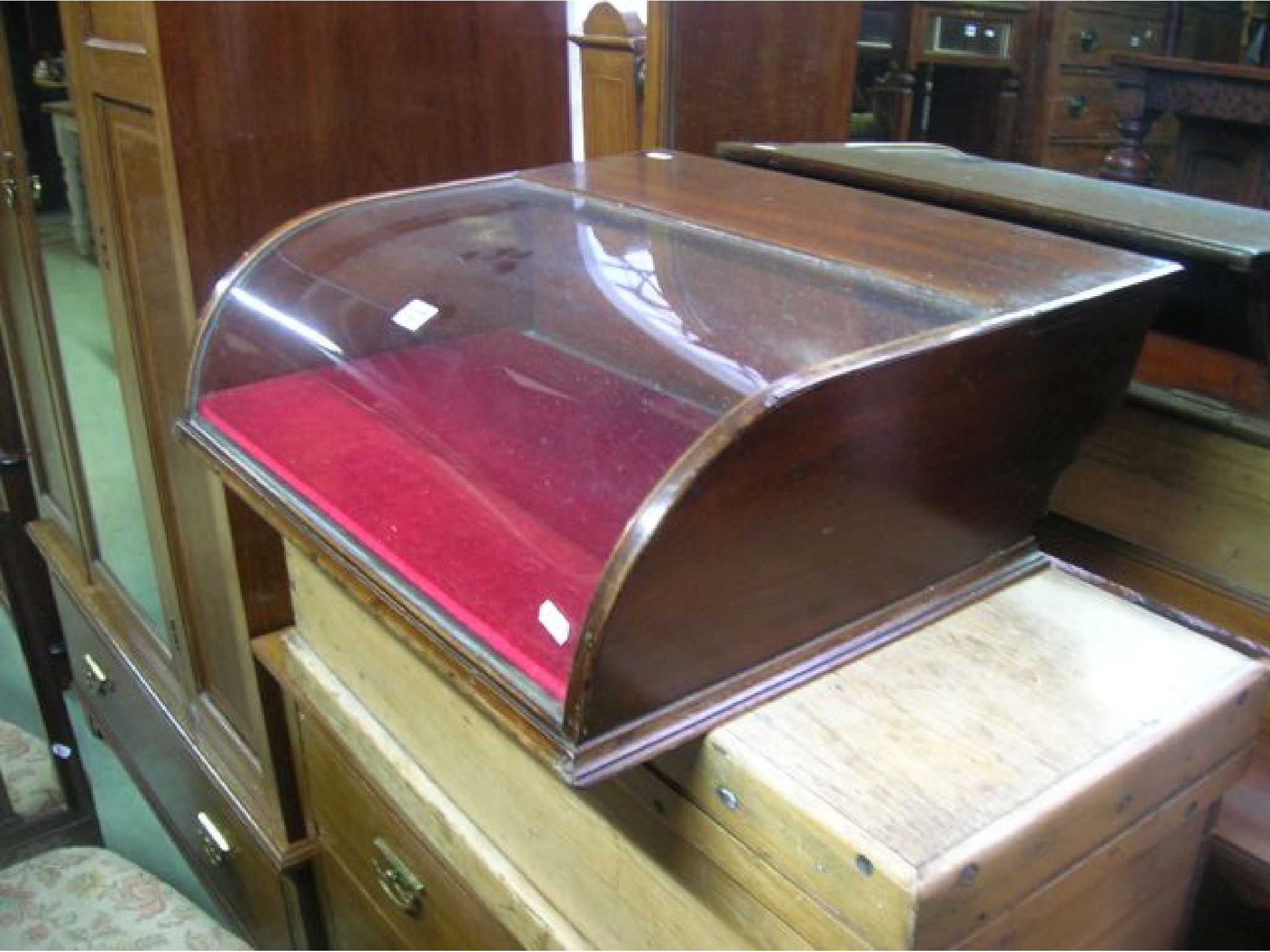 Appraisal: A late Victorian Edwardian small counter top display case with