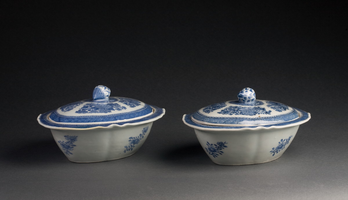 Appraisal: PAIR OF CHINESE EXPORT PORCELAIN BLUE FITZHUGH COVERED VEGETABLE DISHES