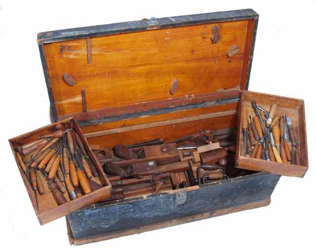 Appraisal: AN OLD CARPENTER'S TOOL BOX containing a good quantity of