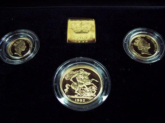 Appraisal: A UK gold proof sovereign three-coin set