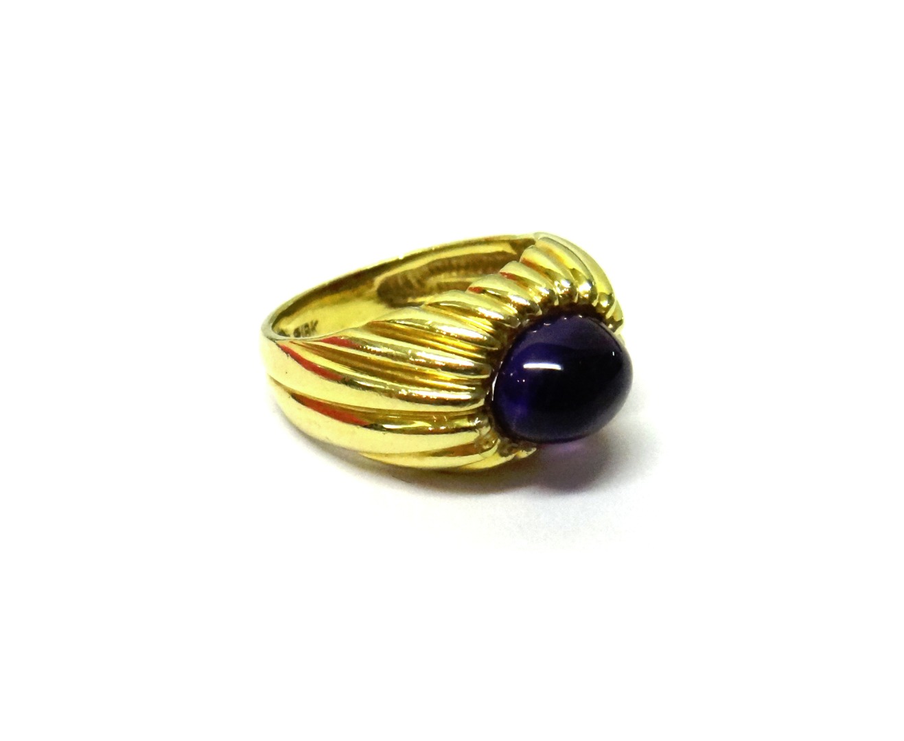 Appraisal: A gold and cabochon amethyst set single stone ring mounted