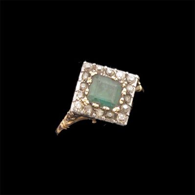 Appraisal: An early nineteenth century emerald and diamond lozenge shaped ring