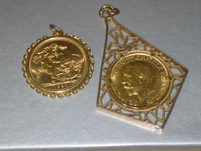 Appraisal: A GOLD SOVEREIGN dated in pierced lozenge pendant surround and