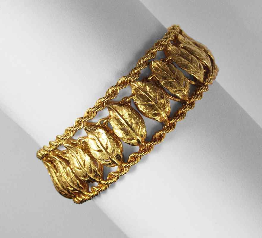 Appraisal: K LEAF BRACELET K yellow gold bracelet in Leaf design