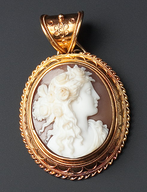 Appraisal: A VICTORIAN OVAL SHELL CAMEO PENDANT carved to depict the