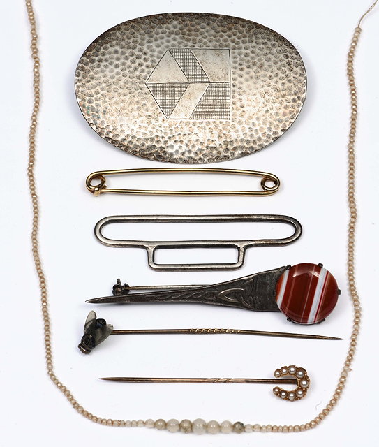 Appraisal: Small collection of miscellaneous jewelleryincluding a Victorian tie pin surmounted