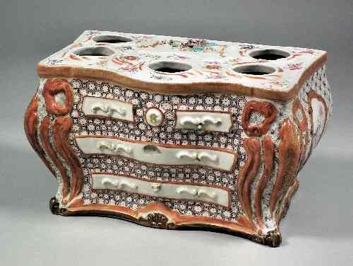 Appraisal: A Chinese export porcelain inkwell modelled as a bombe fronted