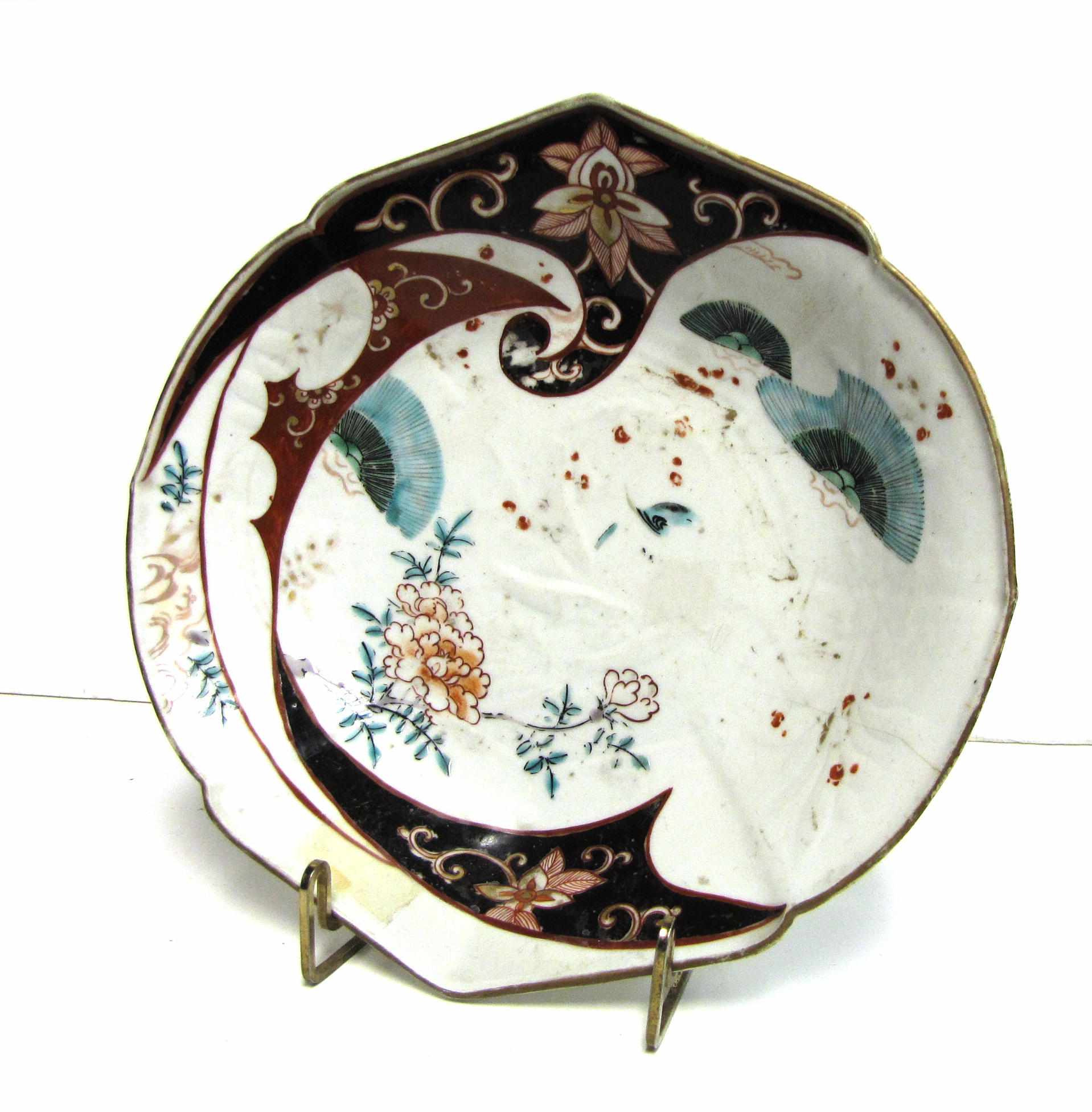 Appraisal: An unusual Japanese Imari porcelain dish th CenturyWith irregular shaped