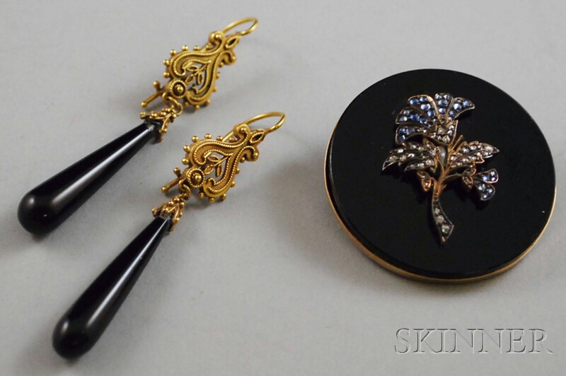 Appraisal: kt Gold and Onyx Suite comprising a disc brooch mounted