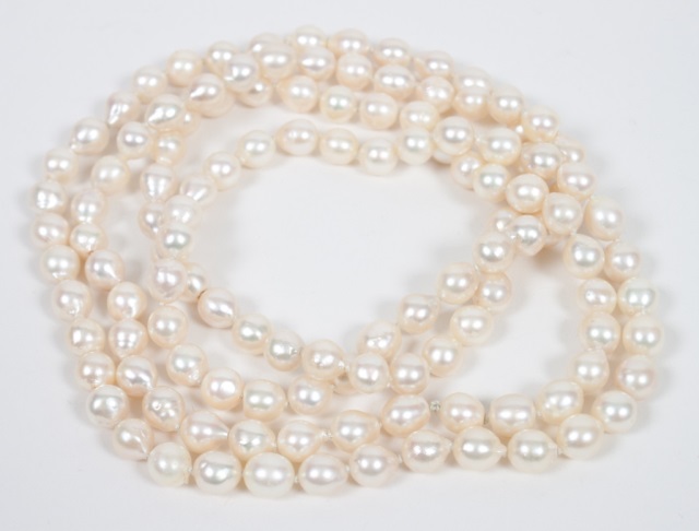 Appraisal: Lady's pearl necklace in L containing individually knotted pearls about