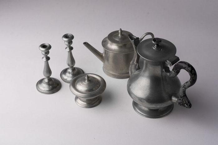 Appraisal: PEWTER MINIATURE TEAPOT NEW ENGLAND CIRCA - Single hole at