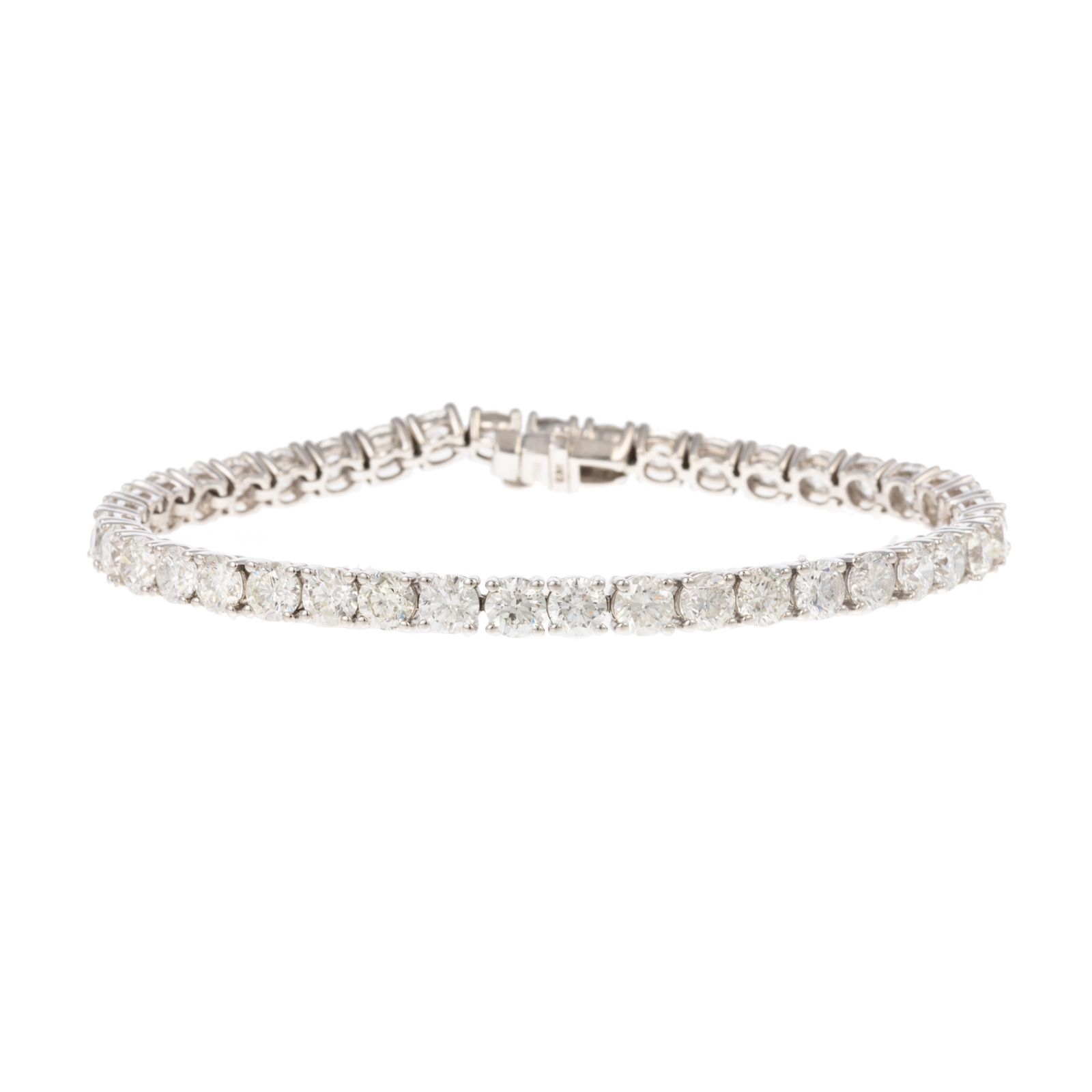 Appraisal: A CTW DIAMOND TENNIS BRACELET IN PLATINUM Platinum bracelet featuring