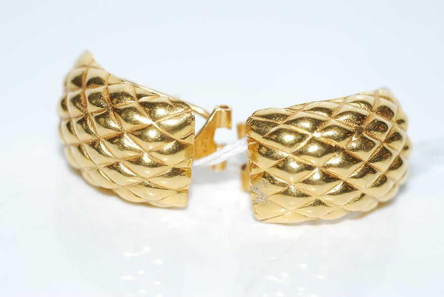 Appraisal: A PAIR OF DRESS EARRINGS IN CT GOLD A PAIR