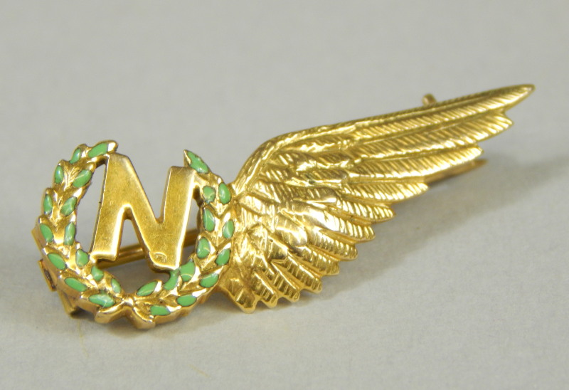 Appraisal: A ct gold wings bar brooch bearing a crest with