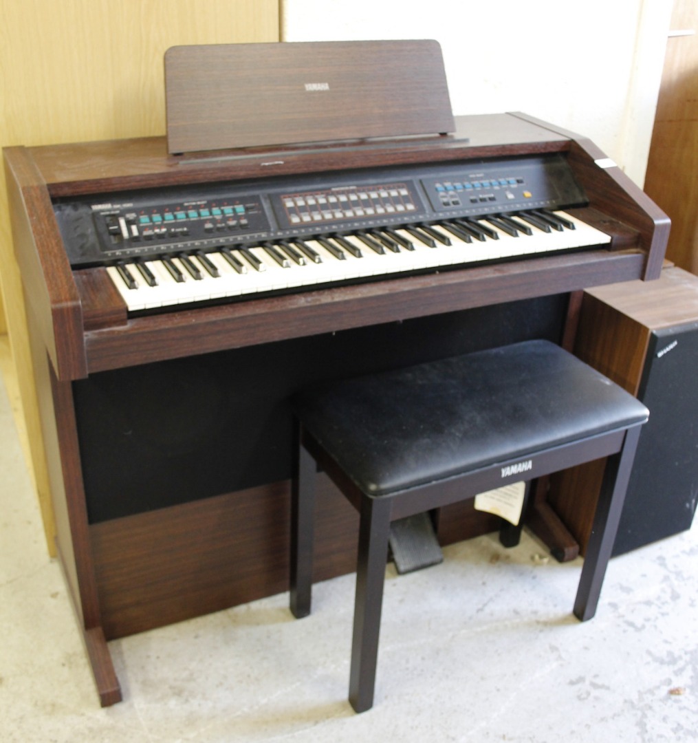 Appraisal: A Yamaha SK- electric organ in wooden casing with articulated