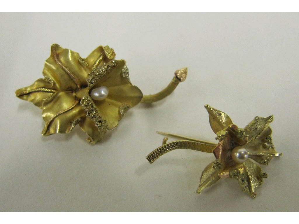 Appraisal: Eighteen carat gold flower brooch with pearl centre and one