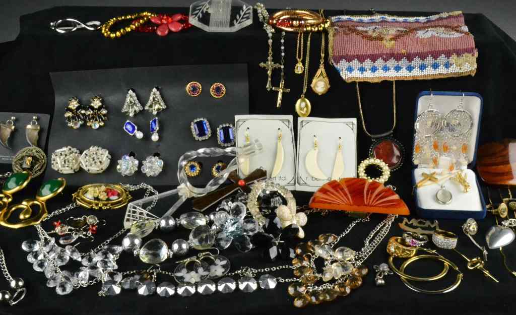 Appraisal: Pcs Vintage Costume JewelryConsisting of necklaces bracelets earrings beaded sampler