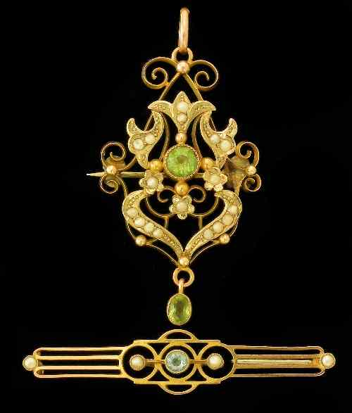 Appraisal: An Edwardian ct gold mounted seed pearl and peridot brooch