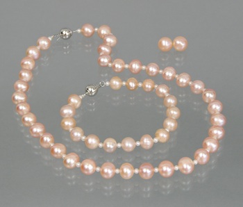 Appraisal: A Cultured Pink-Peach Pearl Jewelry Suite This lovely suite includes