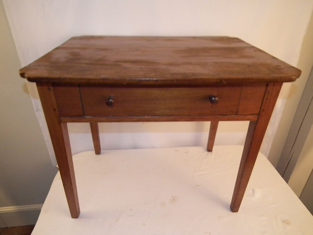 Appraisal: PERIOD MAPLE TAVERN TABLE Late 's American tavern table with