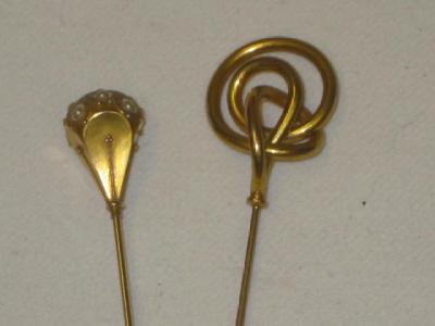 Appraisal: A CT GOLD HAT PIN modelled as a knot and