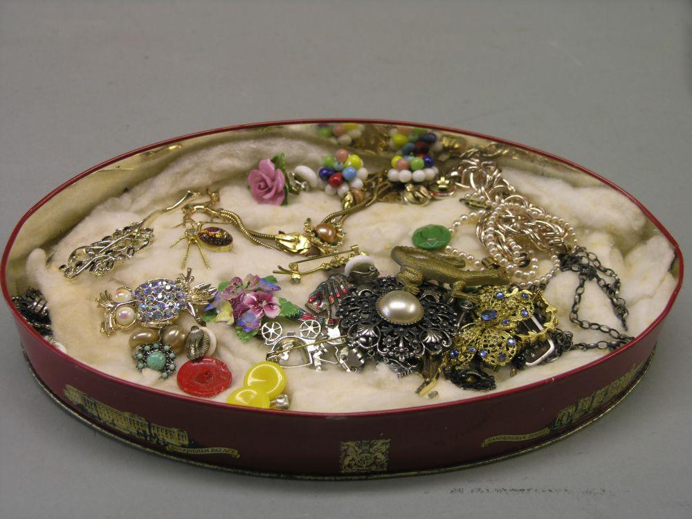 Appraisal: An assortment of costume jewellery