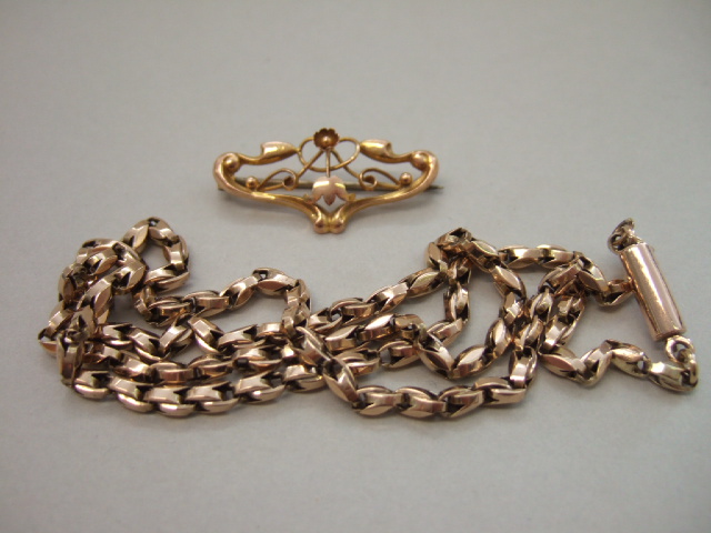 Appraisal: A Victorian gold neckchain on a cylindrical clasp and a