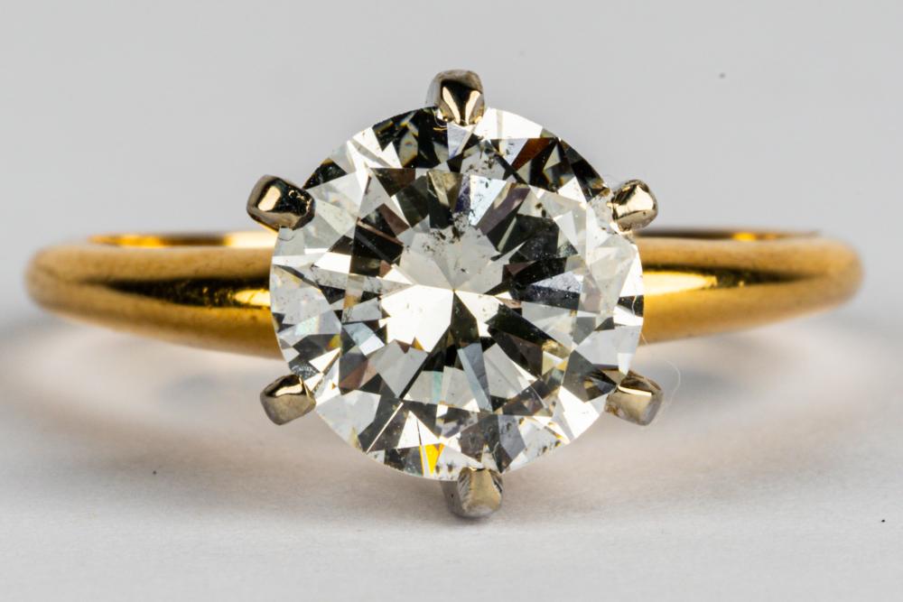 Appraisal: KARAT GOLD DIAMOND ENGAGEMENT RINGcentering one round brilliant cut diamond