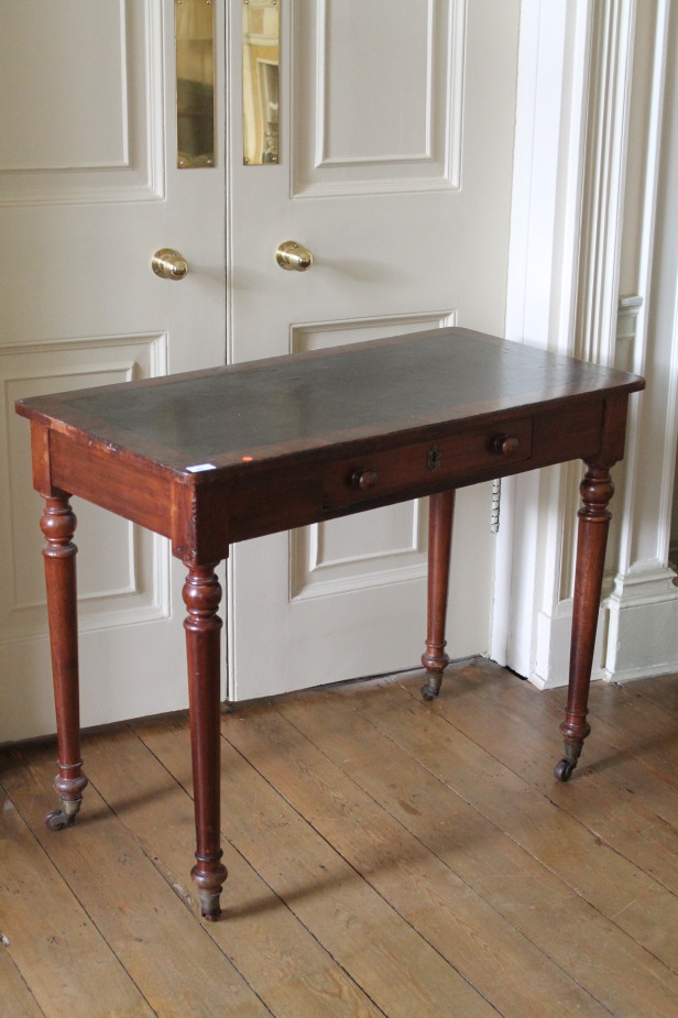 Appraisal: A Victorian mahogany writing table with leatherette top single drawer