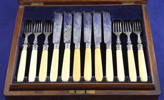 Appraisal: An Edwardian cased set of twelve pairs of ivory handles