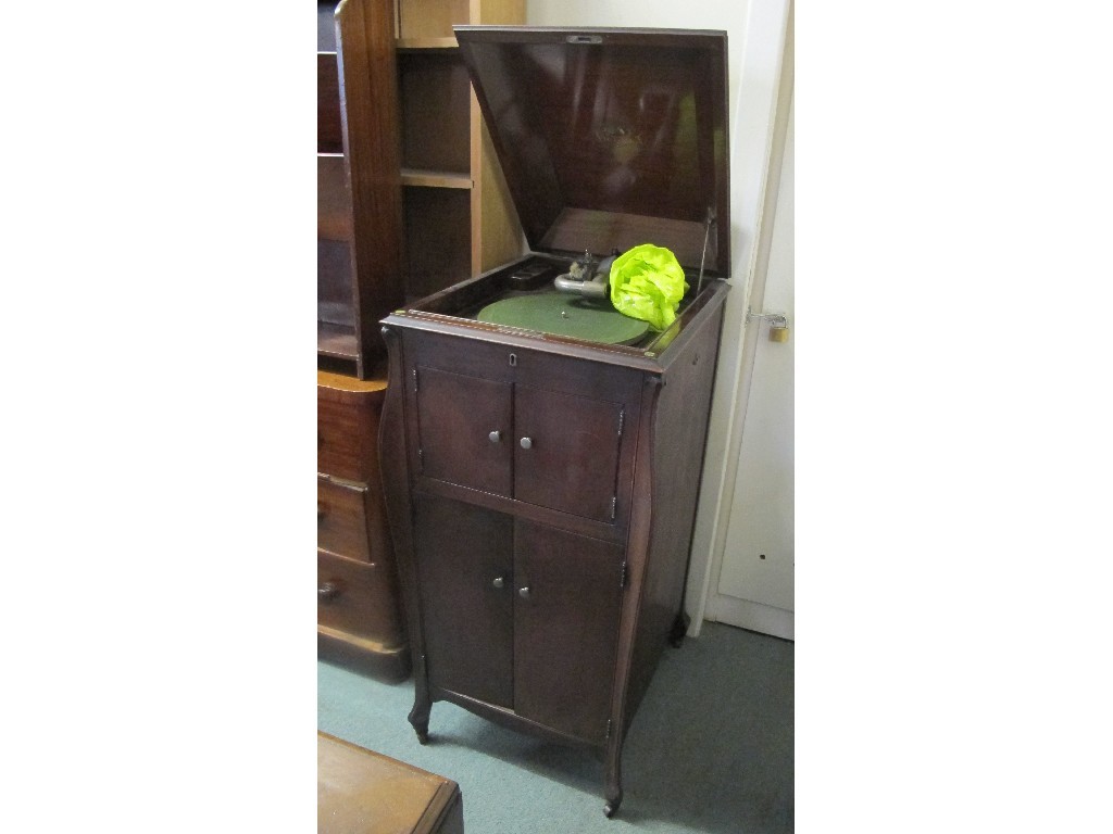 Appraisal: Victrola gramophone cabinet