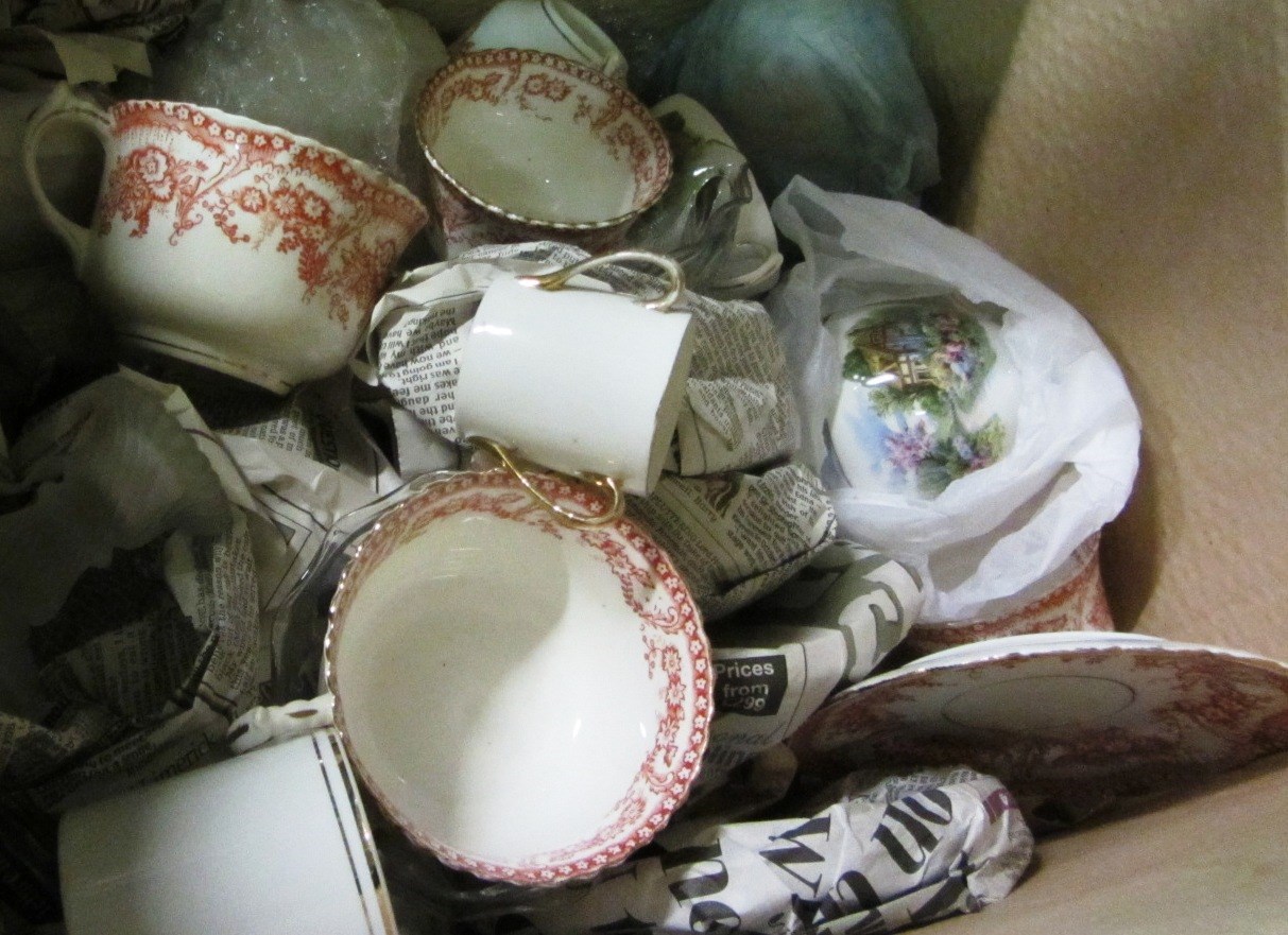 Appraisal: A quantity of ceramics including a part tea service glass