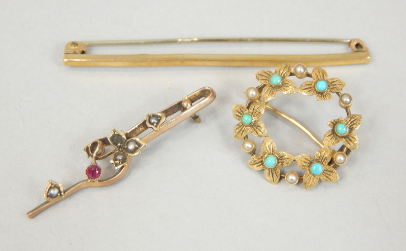 Appraisal: Various brooches to include a bar brooch and a floral