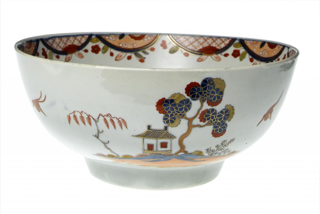 Appraisal: A FIRST PERIOD WORCESTER BOWL painted in underglaze blue enamelled