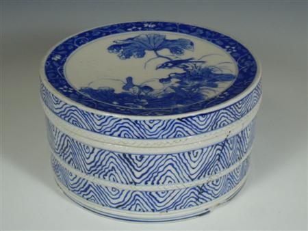 Appraisal: A th century Japanese porcelain lidded box of circular form