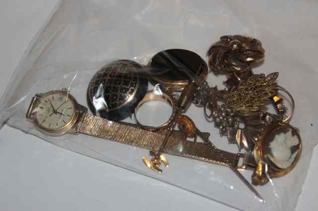 Appraisal: A SMALL QUANTITY OF GOLD AND OTHER JEWELLERY to include