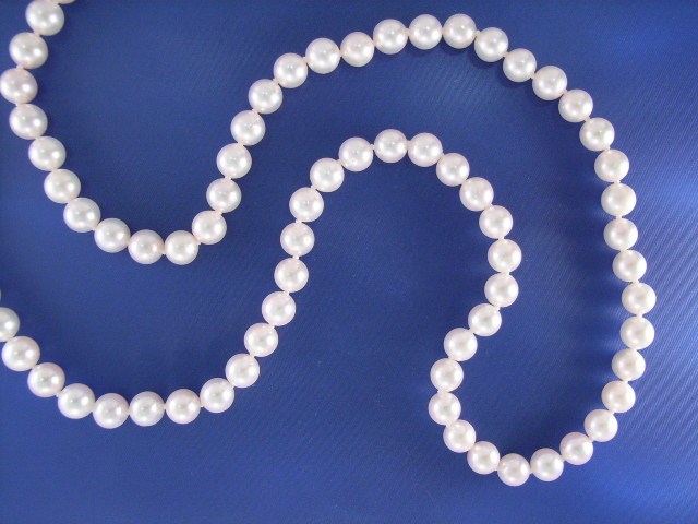 Appraisal: A mm Akoya pearl necklace set with a ct gold