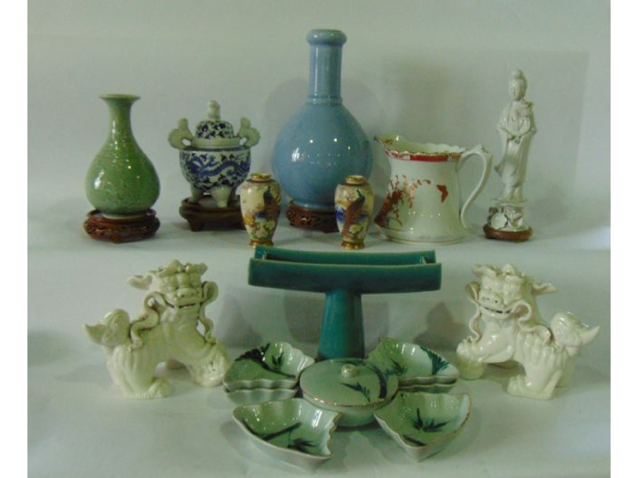 Appraisal: A quantity of oriental ceramics including a vase with drawn