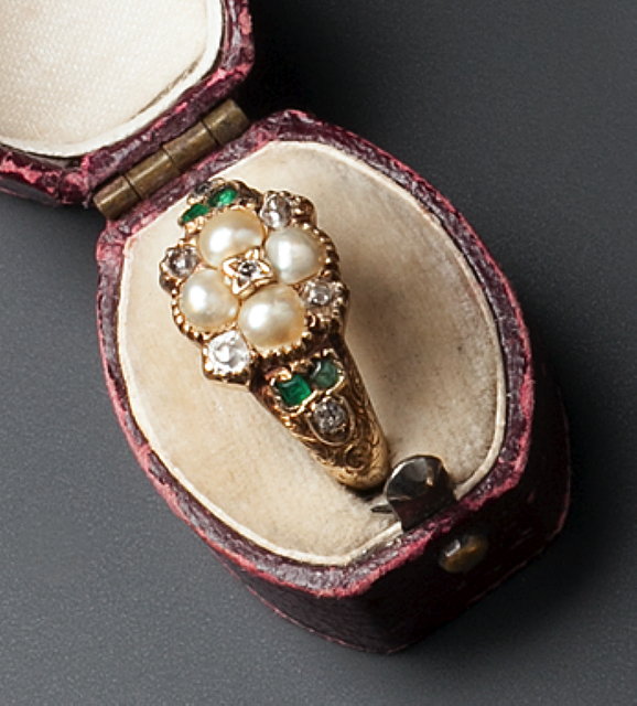 Appraisal: A MID TH CENTURY GEM SET RING the central cluster