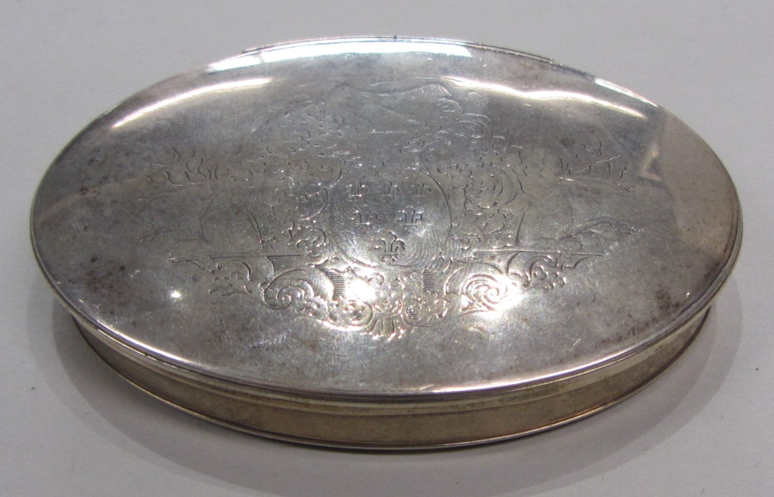 Appraisal: A silver oval hinge lidded snuff box the cover engraved