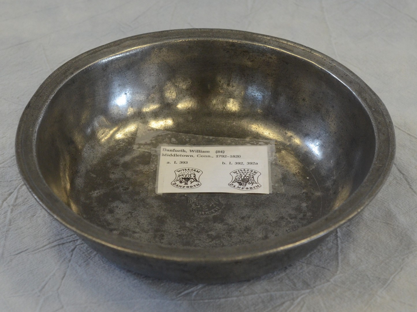 Appraisal: th th century American pewter single reed rim basin Maker