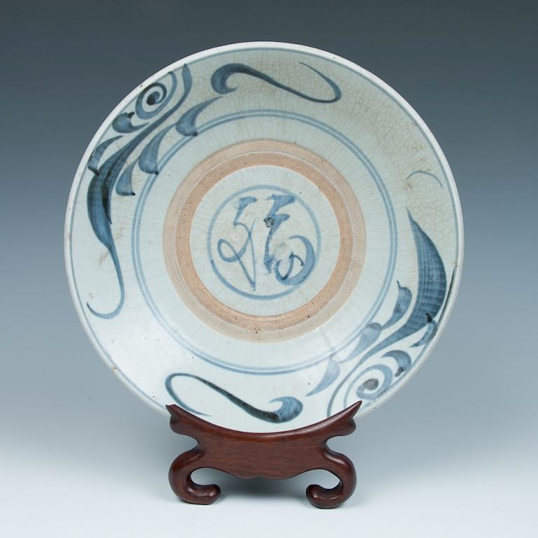 Appraisal: BLUE AND WHITE SWATOW 'FU' CHARGER TH C Covered in