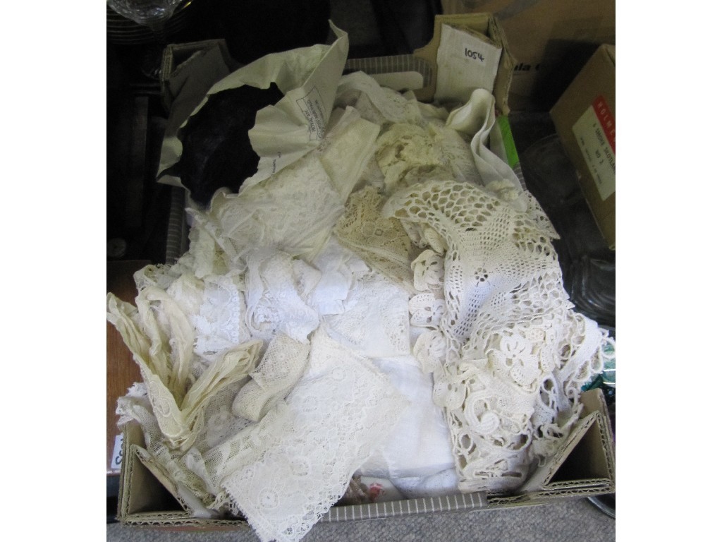 Appraisal: Box of linen and lace