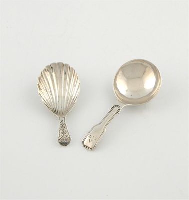 Appraisal: A George IV silver Fiddle and Thread pattern caddy spoon