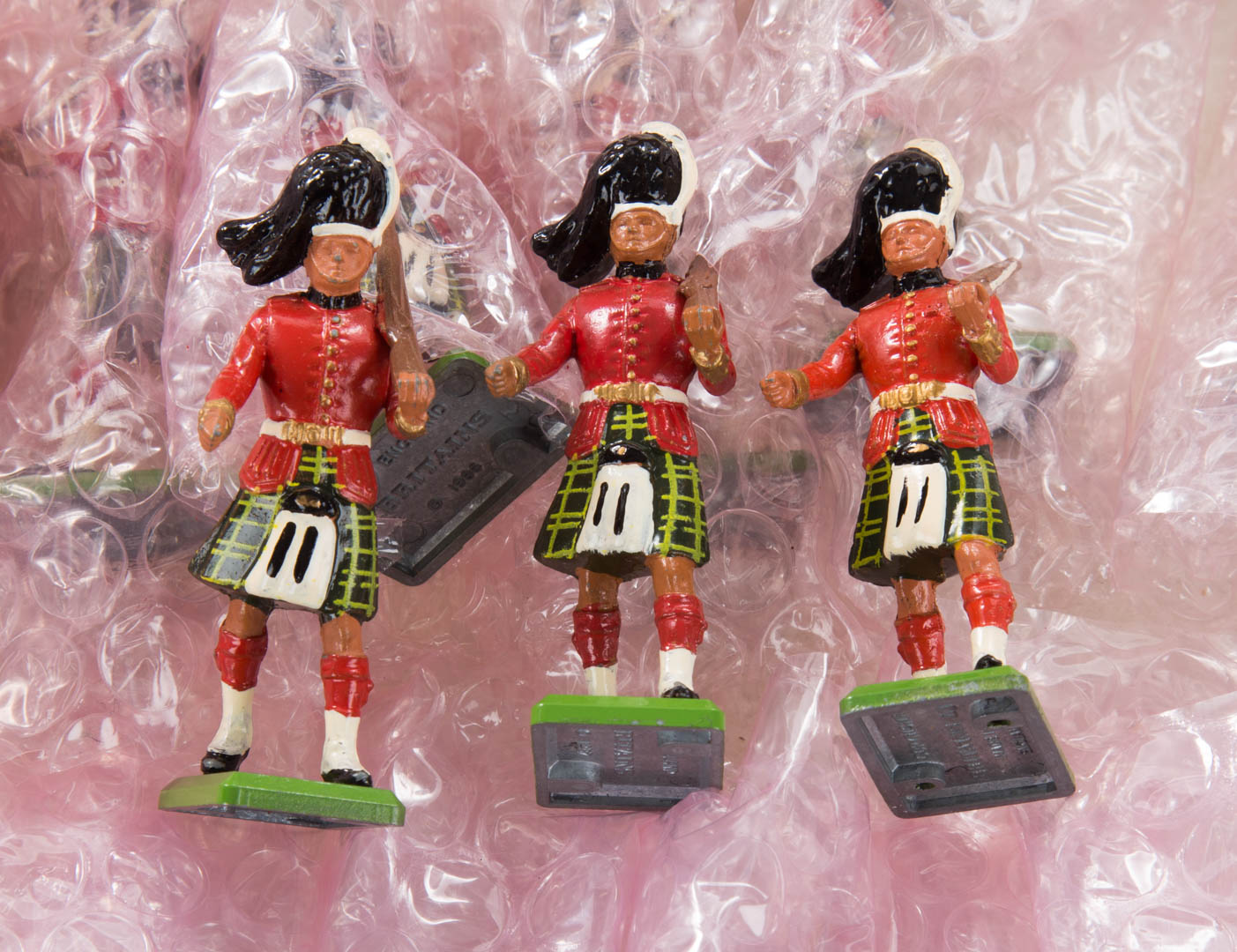 Appraisal: Britains painted lead Highlanders figures including soldiers and pipers Condition